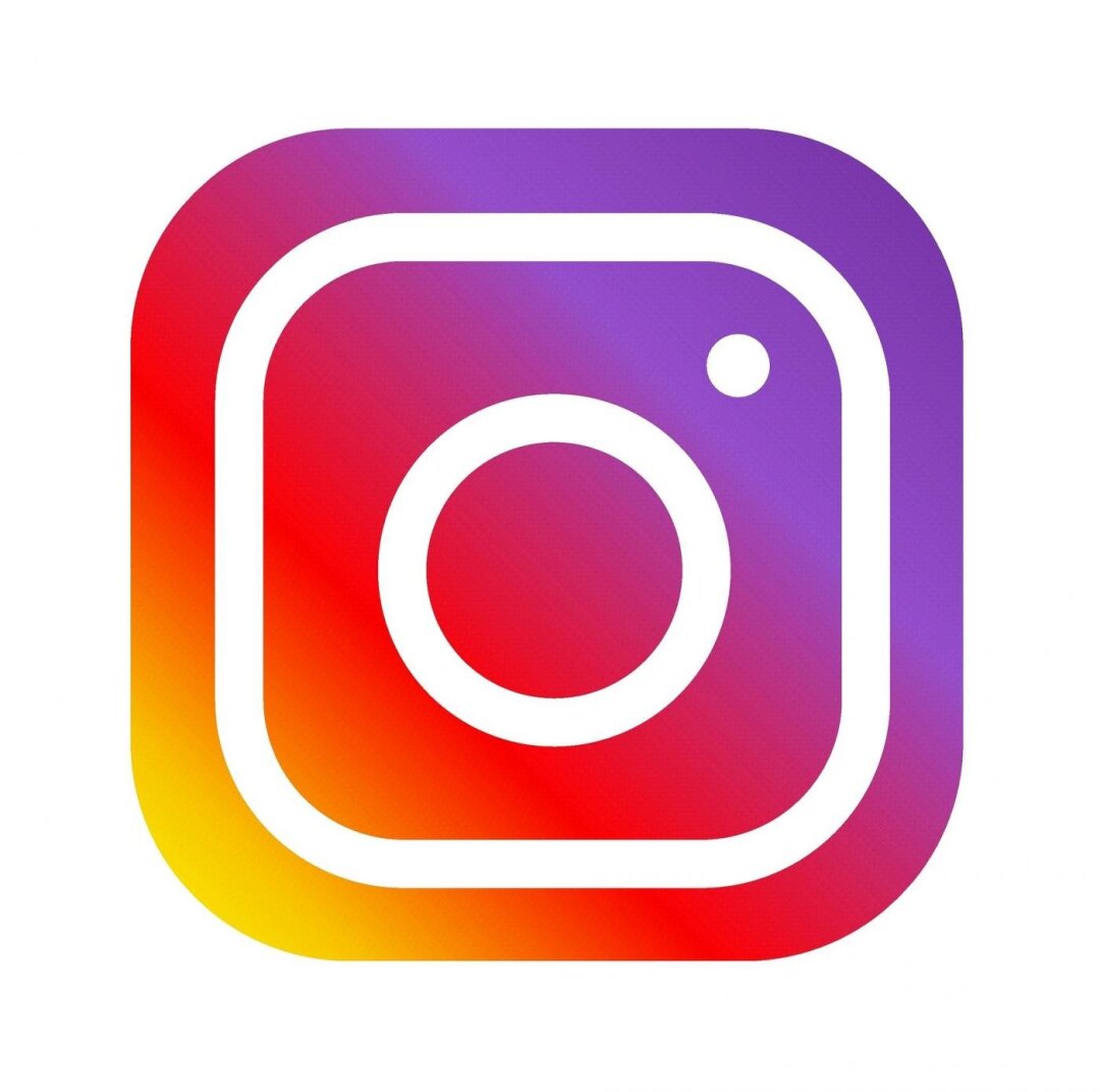 Das Logo von Instagram besteht aus weißen Linien, die den Umriss einer quadratischen Kamera mit Linse und Blitz formen. Der Hintergrund ist ein Farbübergang beginnend vom rechten oberen Eck in lila über pink und rot bis in das linke untere Eck in gelb.