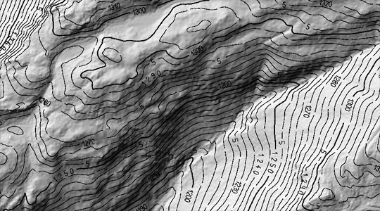 Höhenlinien im schwarz überlagert mit einer Schummerungsbild